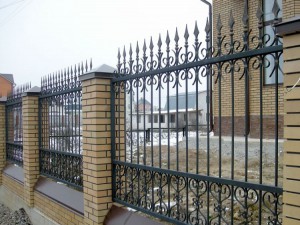 красивый кованый забор - фото на нашем сайте