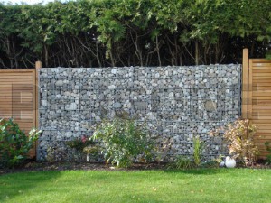 Забор из сетки и камня