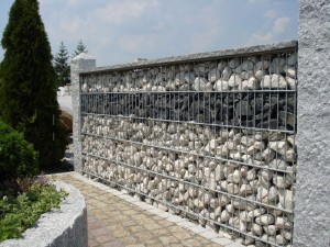 современный забор Пергон из металлической сетки и камня
