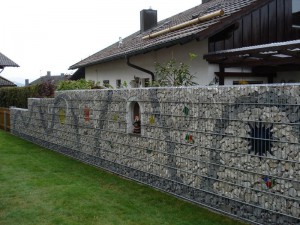 каменный забор на участке